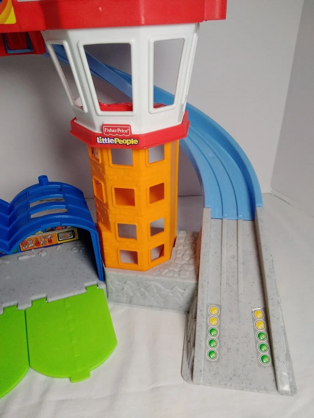 F.P. Little People Wheelies Airport With 2 Wheelies